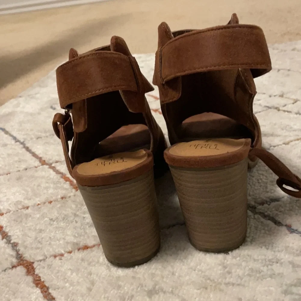 Cut out heels - Picture 3 of 6